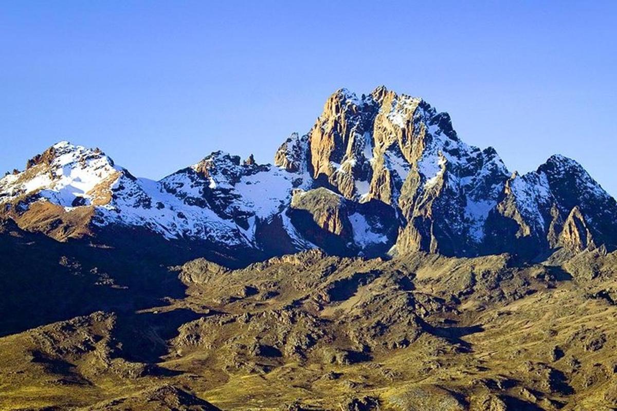 una muntanya amb neu al cim