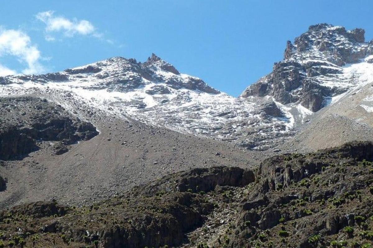 una muntanya amb neu al cim