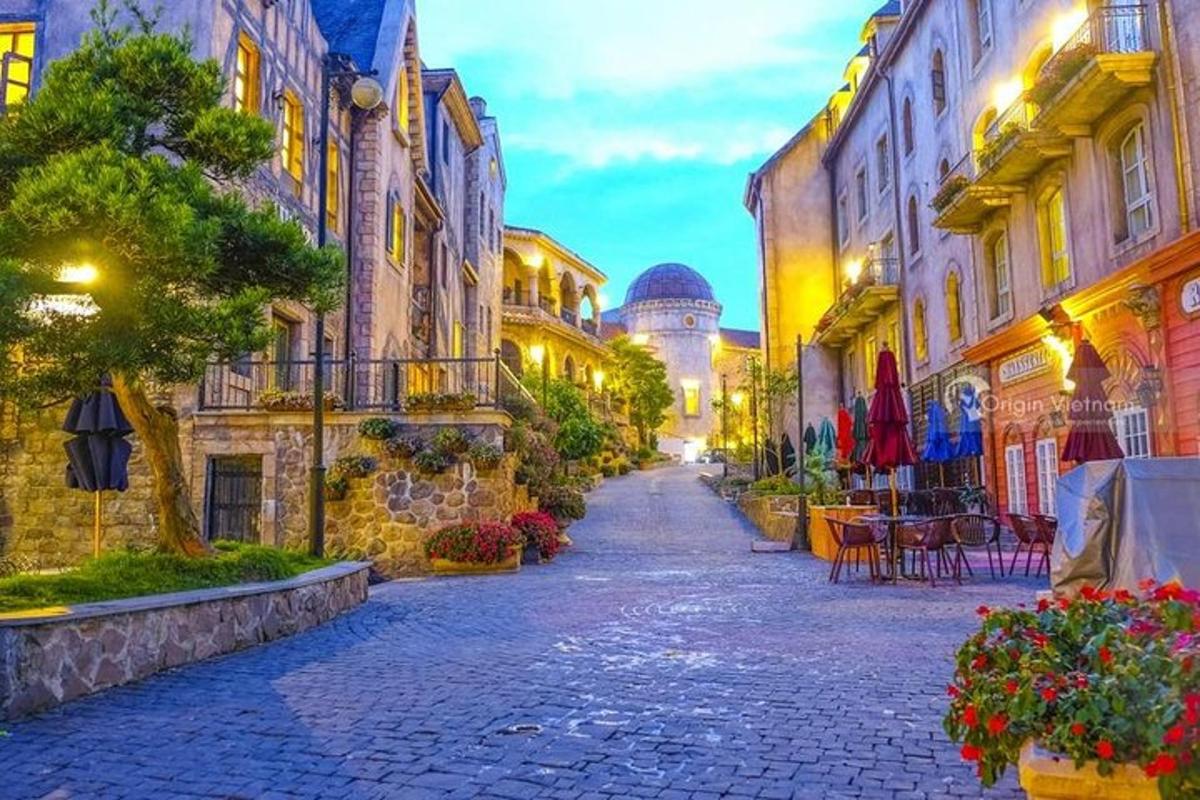 una strada in una città con una moschea sullo sfondo