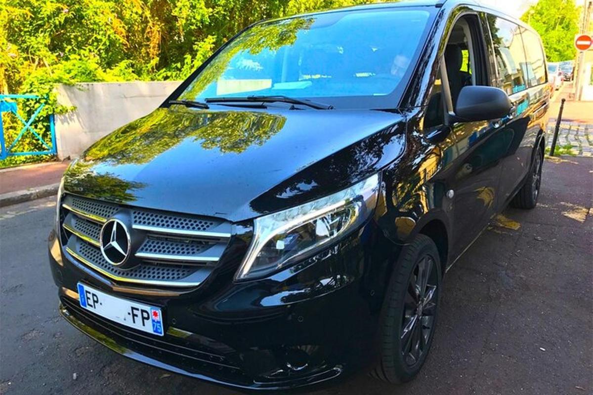một chiếc xe màu đen đỗ trong bãi đậu xe