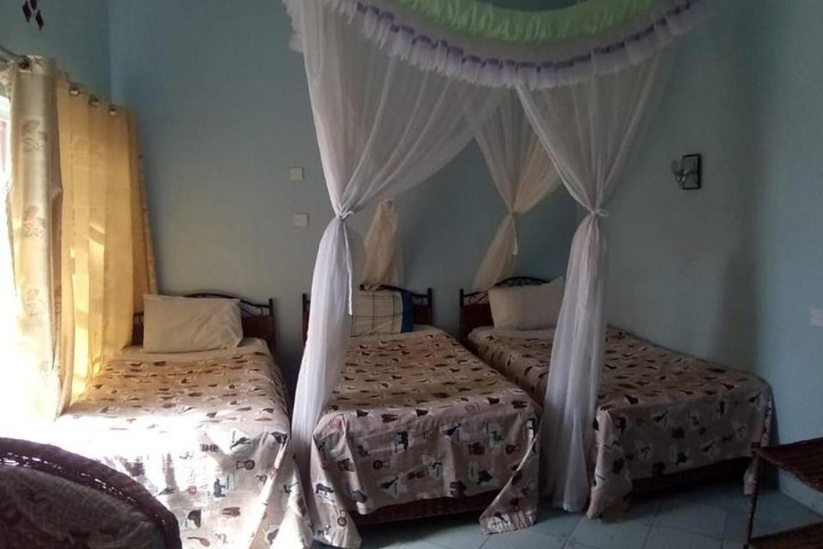 bilik tidur dengan dua katil dengan kelambu