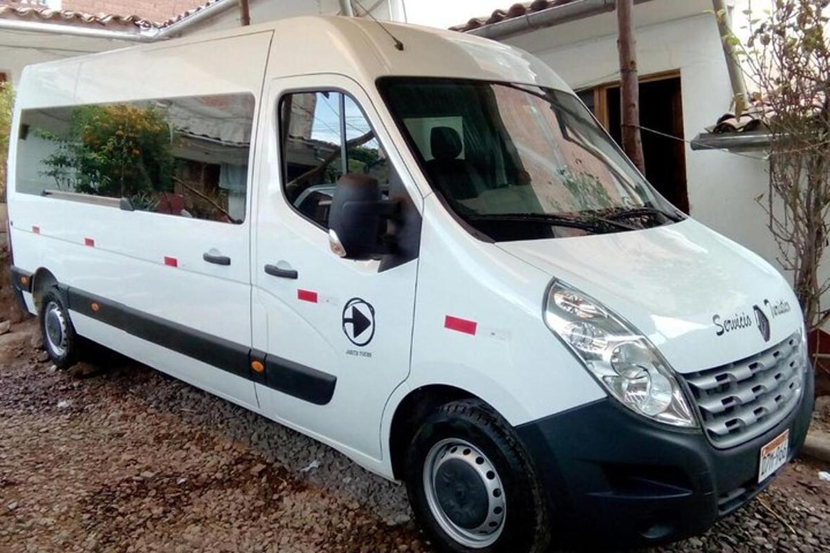 un furgone bianco parcheggiato davanti a una casa