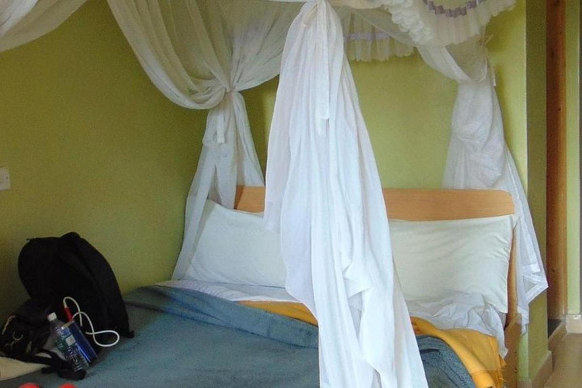 bilik tidur dengan dua katil dua tingkat dengan langsir putih