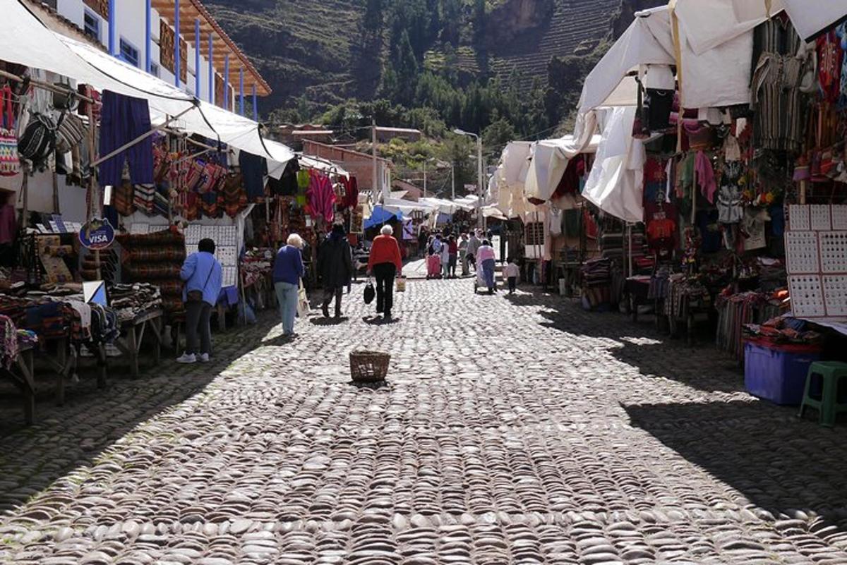un gruppo di persone che camminano lungo una strada in un mercato