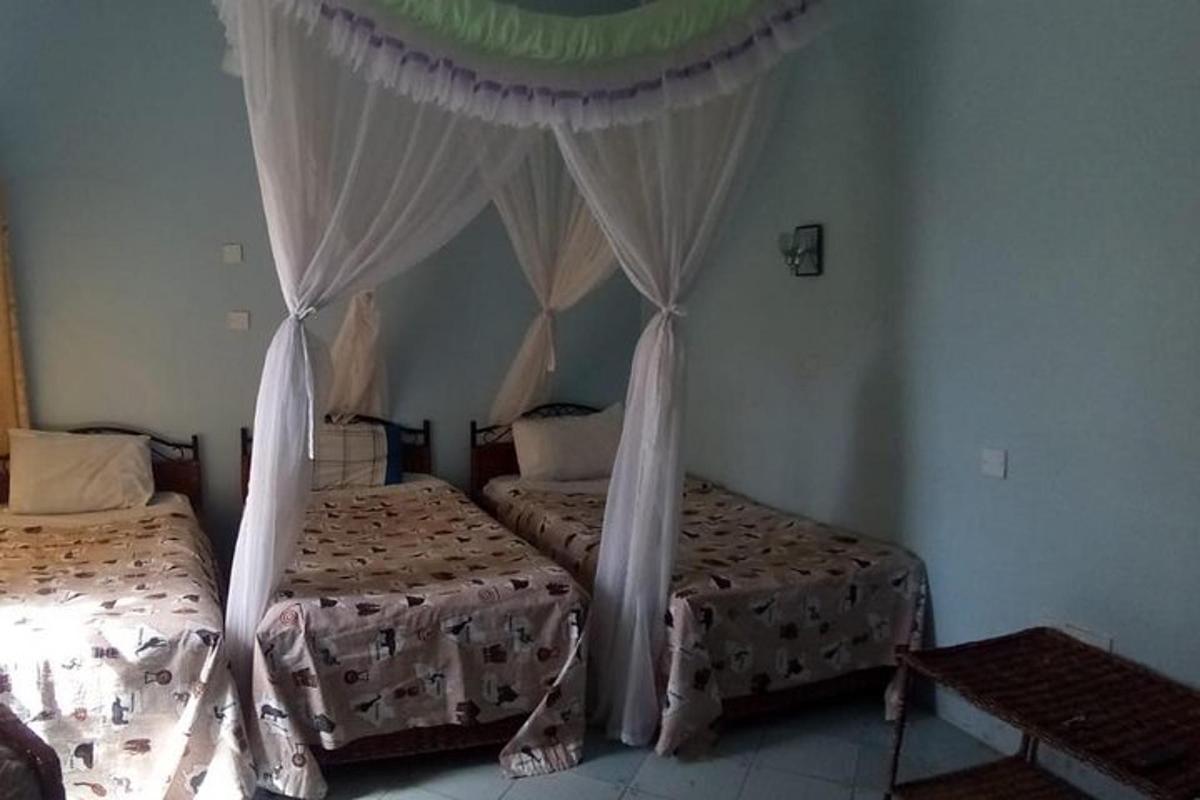 một phòng ngủ có hai giường và có màn chống muỗi