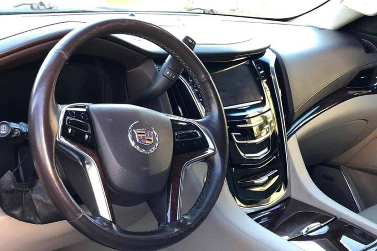 detailní záběr na volant auta