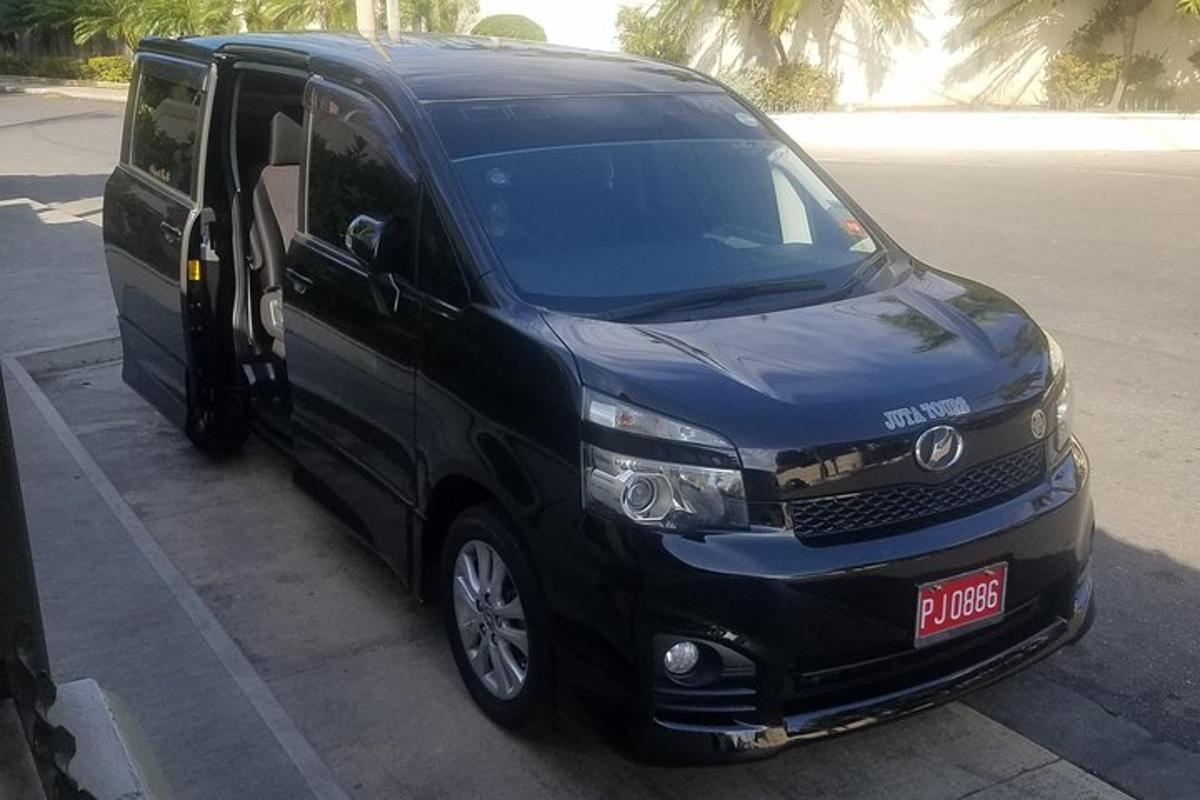 una camioneta negra estacionada en un estacionamiento