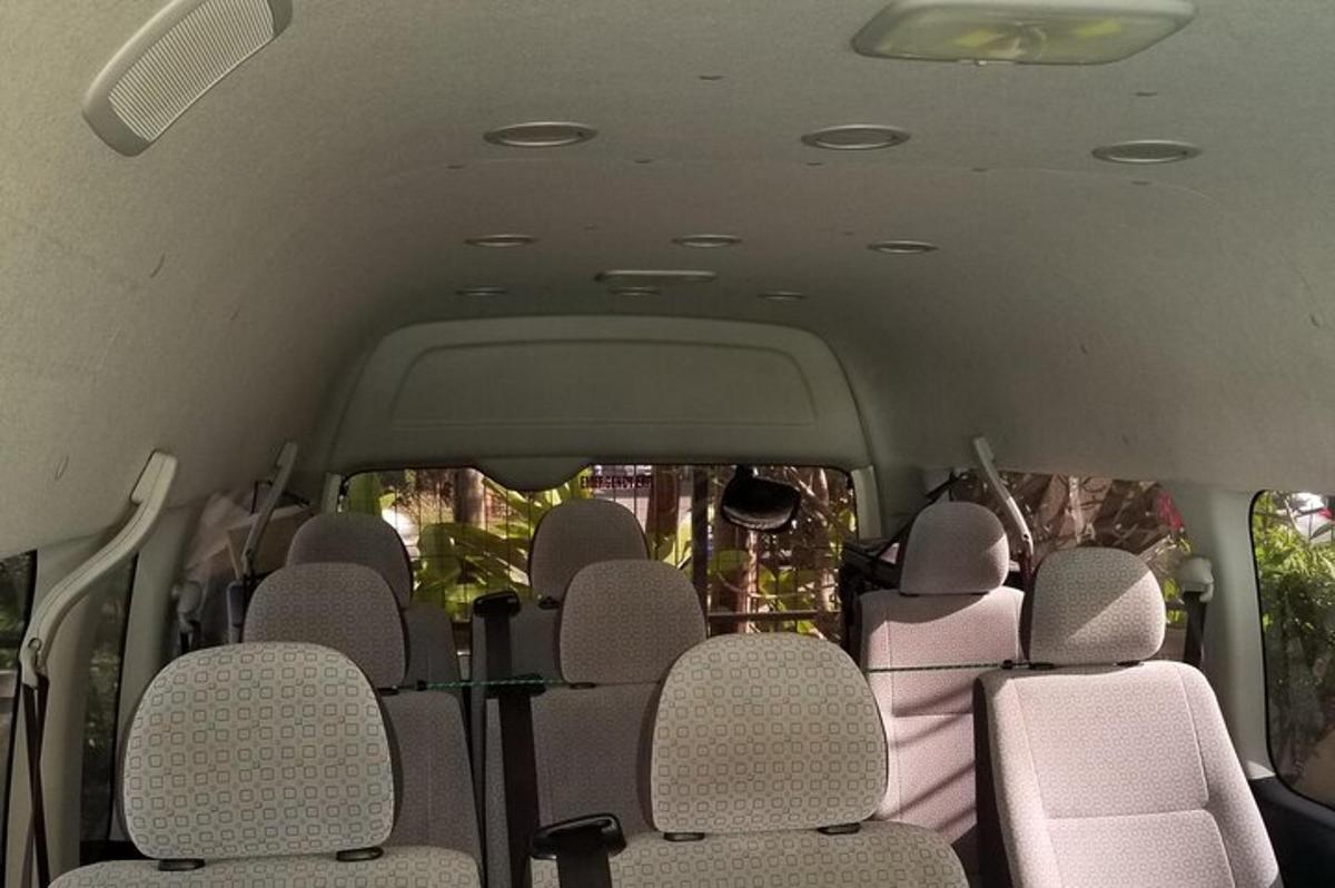 una vista del interior de un autobús
