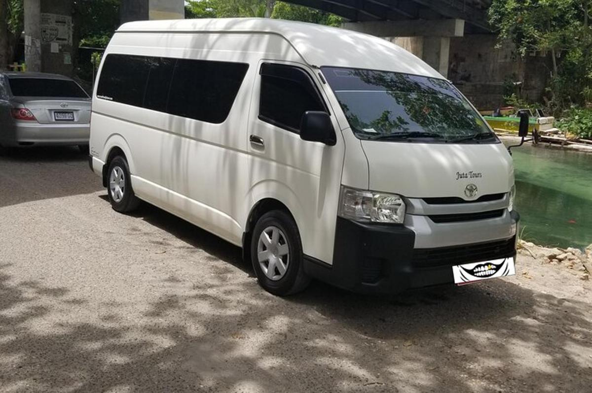 una camioneta blanca estacionada al costado de una calle