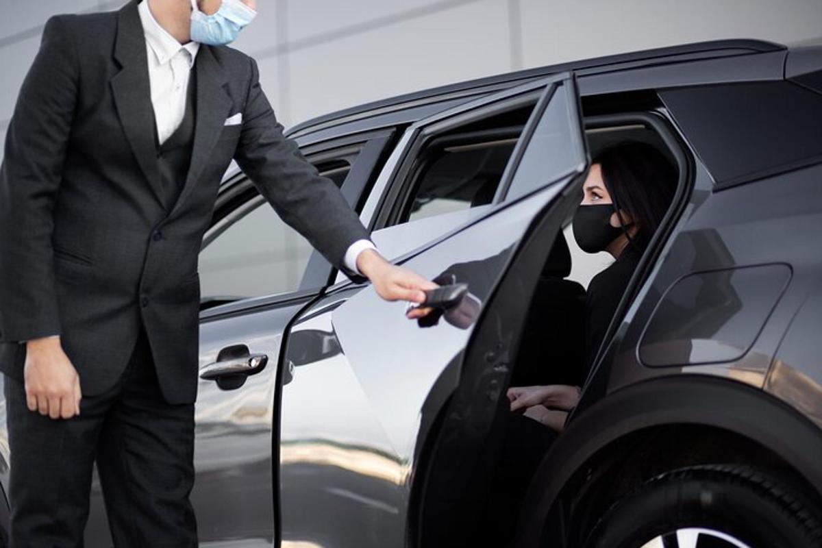 een man met een masker die uit een auto stapt