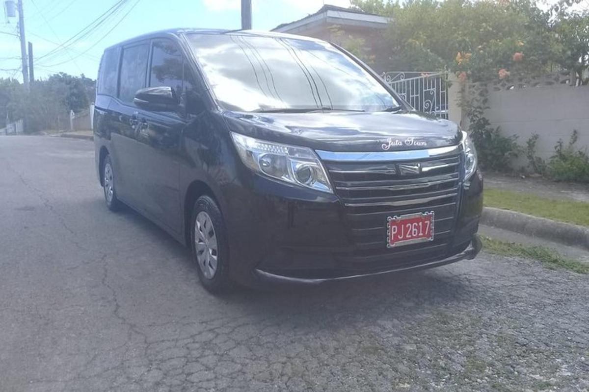sebuah mobil van hitam diparkir di jalan