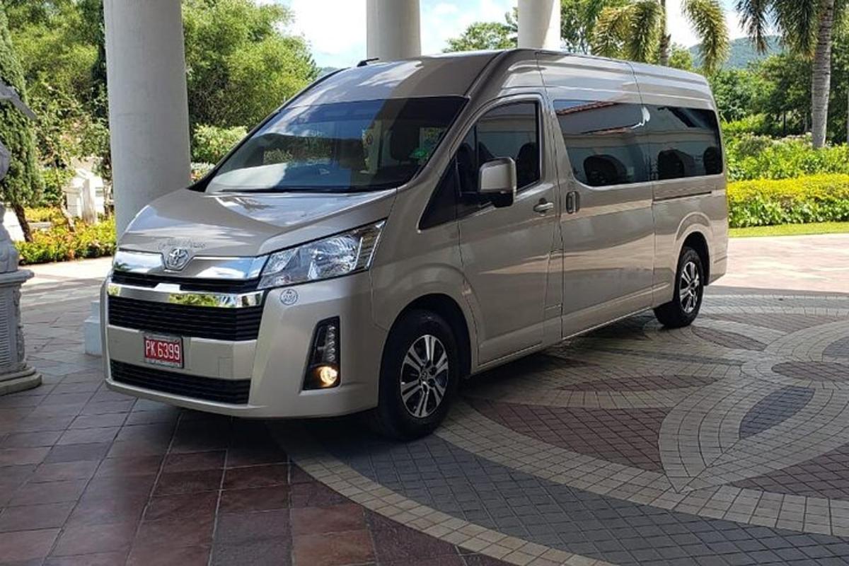un furgone argentato è parcheggiato su un marciapiede