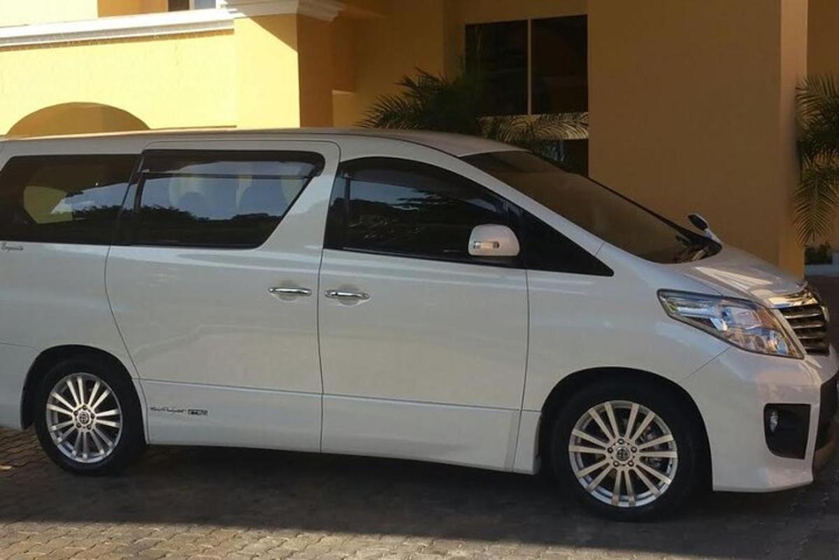 bel kombi parkiran pred stavbo