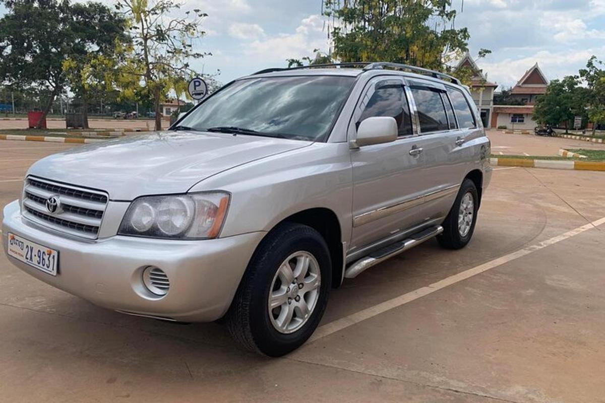 một chiếc xe suv màu bạc đỗ trong bãi đậu xe
