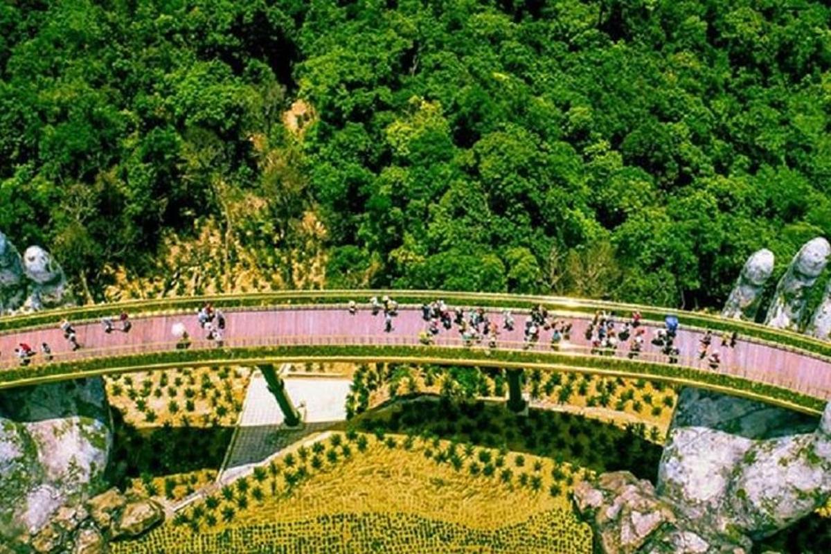 một nhóm người đang đi bộ qua một cây cầu trên núi