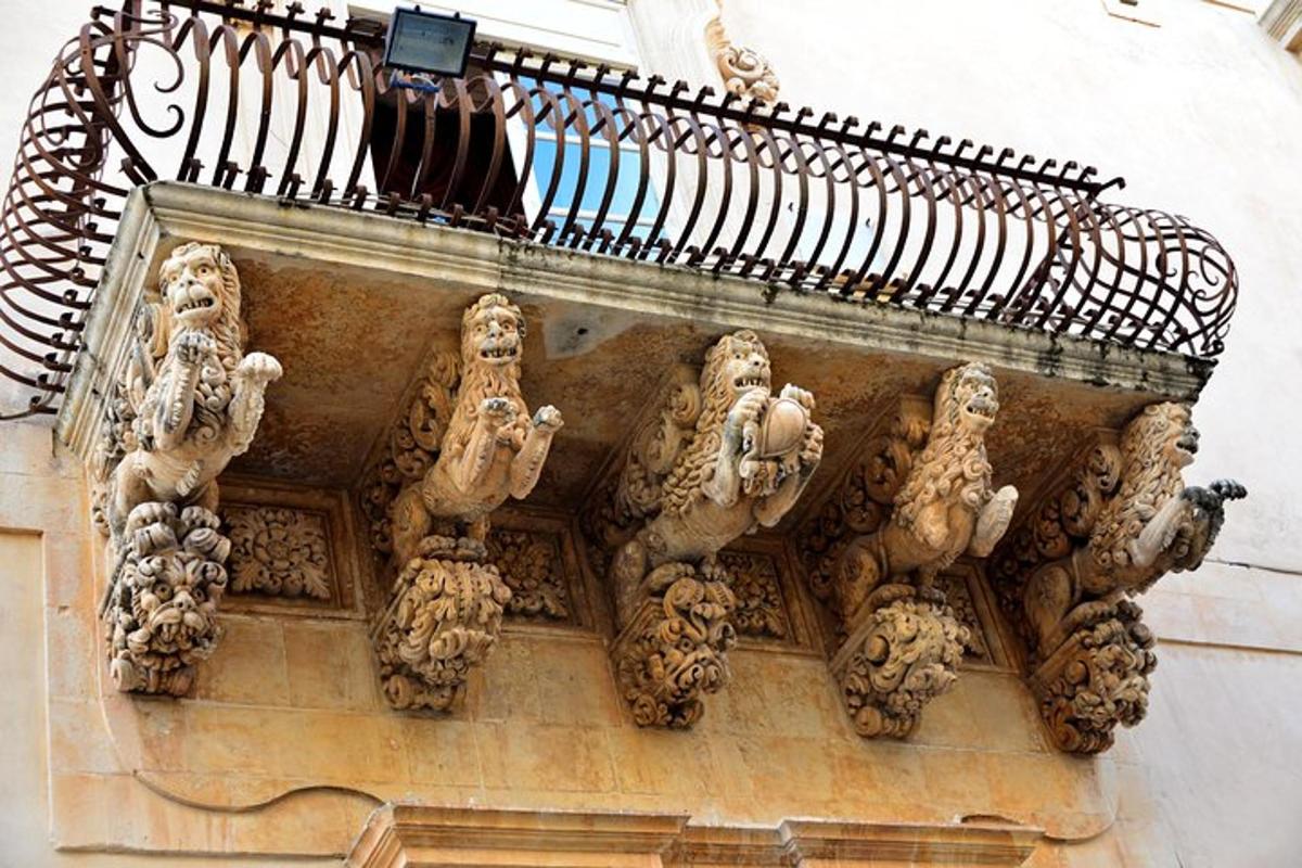 balkon se sochami na boku budovy
