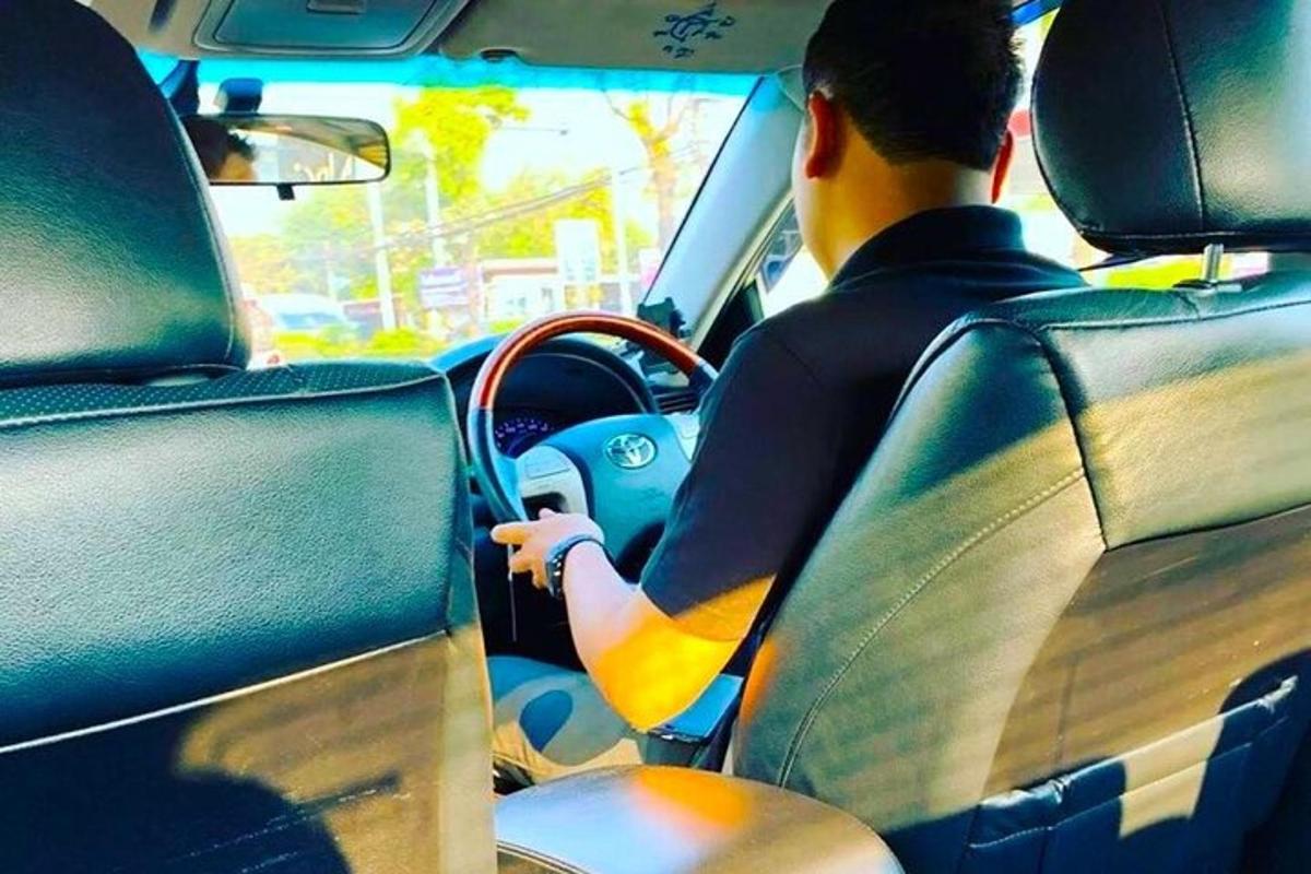 muž sedící v autě a řídící