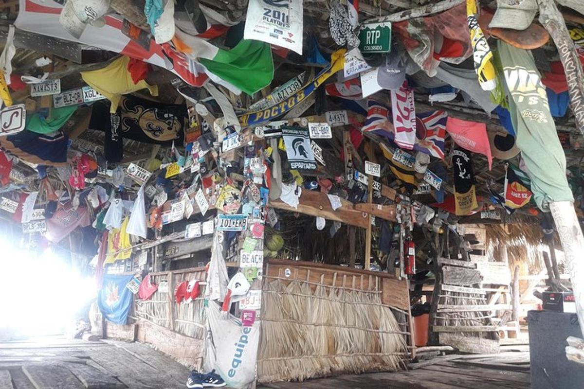 tuba, mille sein on täis kübaraid ja silte