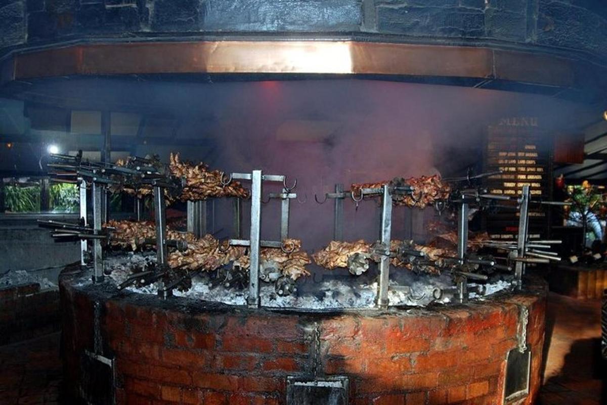 velký gril s masem na něm
