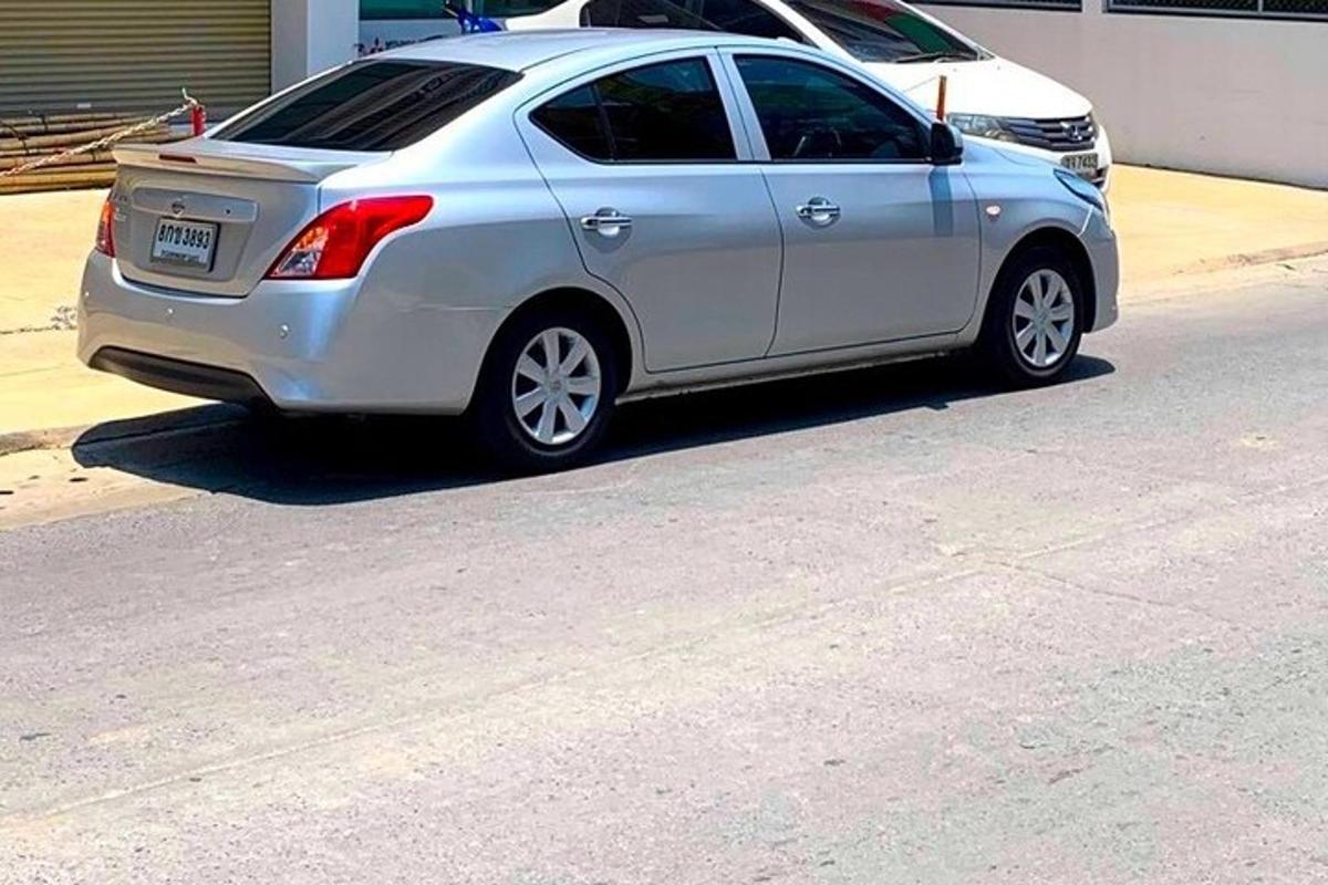 Un coche plateado aparcado al costado de una calle
