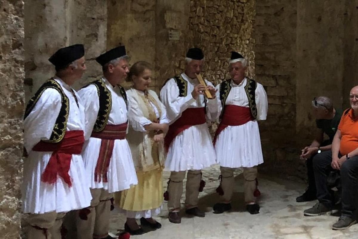skupina lidí v tradičním oděvu pózujících pro fotografii