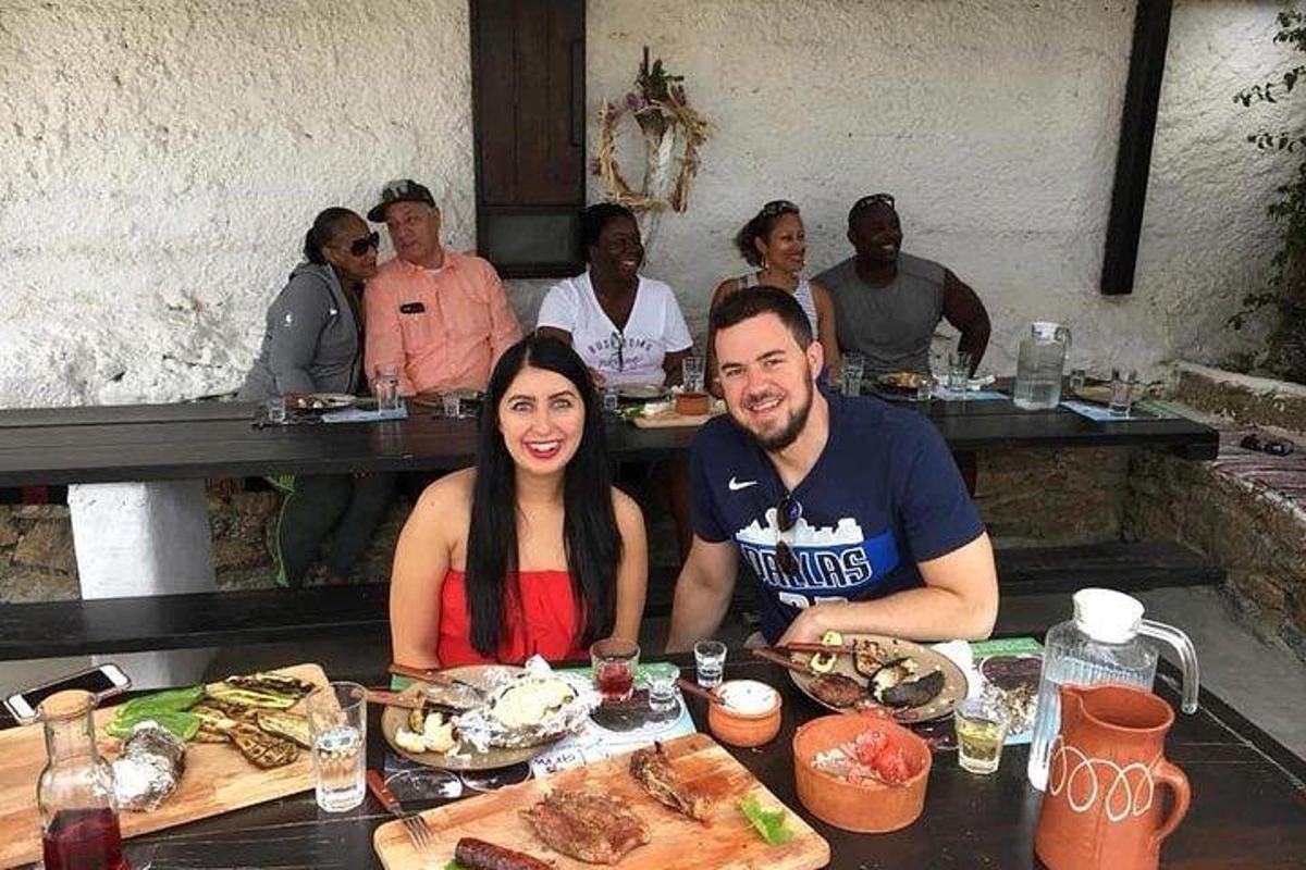 Un hombre y una mujer sentados en una mesa con comida.