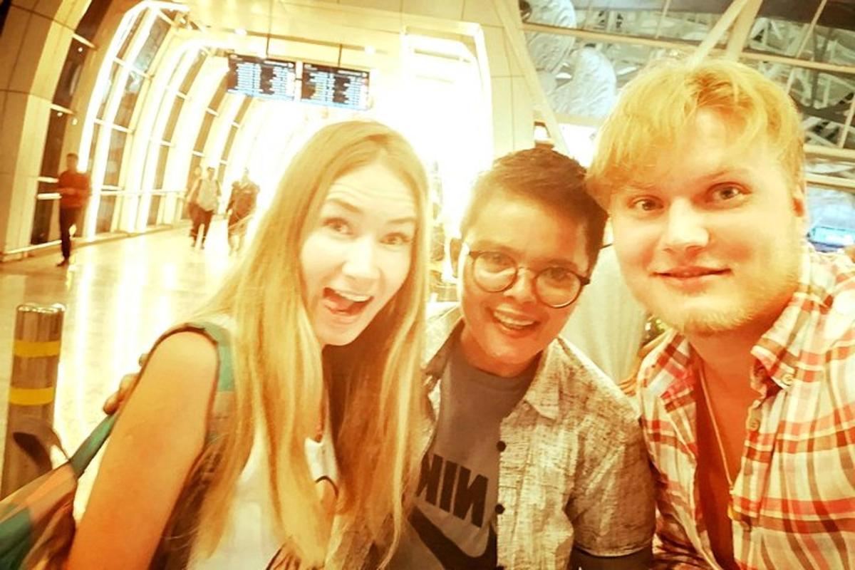 skupina tří lidí pózujících pro fotografii