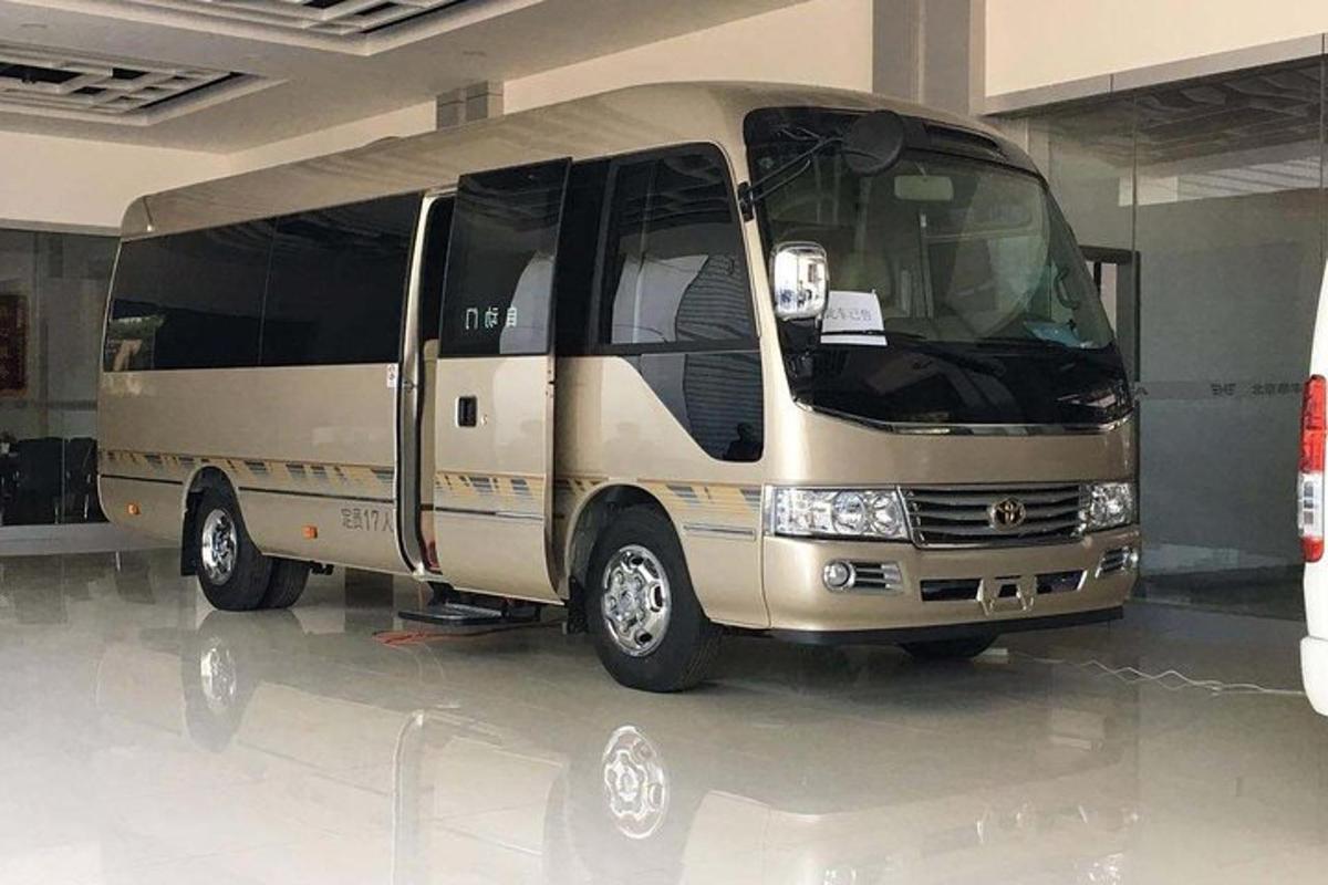 egy nagy busz parkol egy garázsban