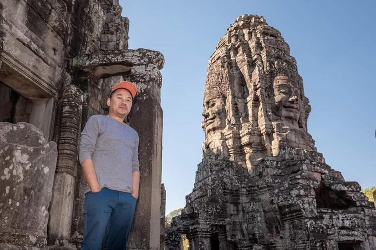 un uomo in piedi davanti a un tempio