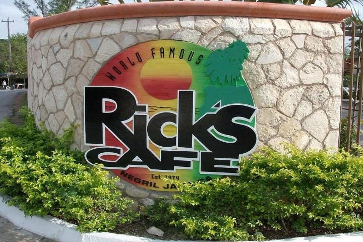 Un cartel de una cafetería infantil en un muro de piedra.