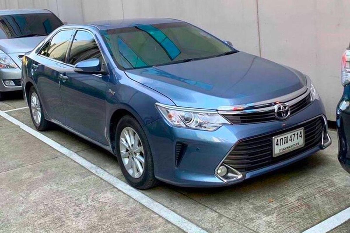 sebuah kereta berwarna biru diletakkan di tempat letak kereta