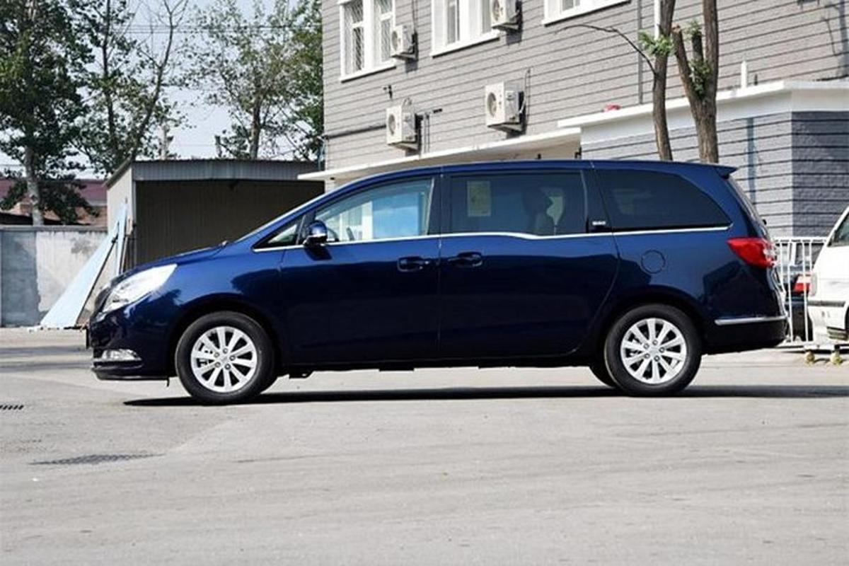 sebuah minivan berwarna biru diletakkan di tempat letak kereta