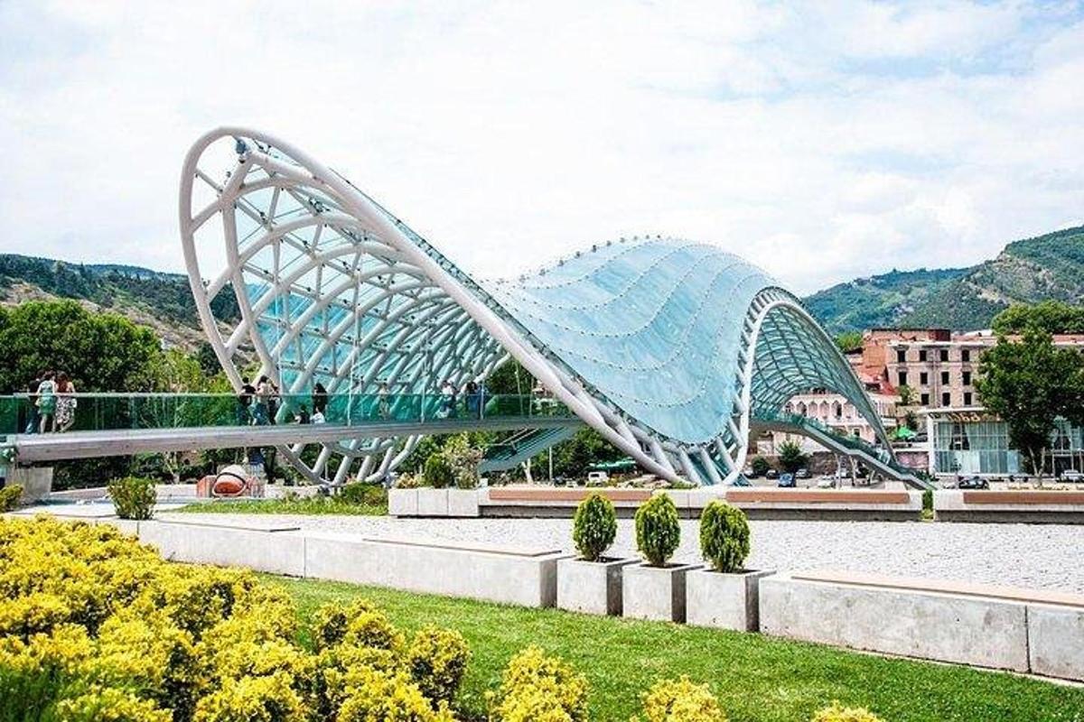 most přes řeku s lidmi, kteří po něm chodí