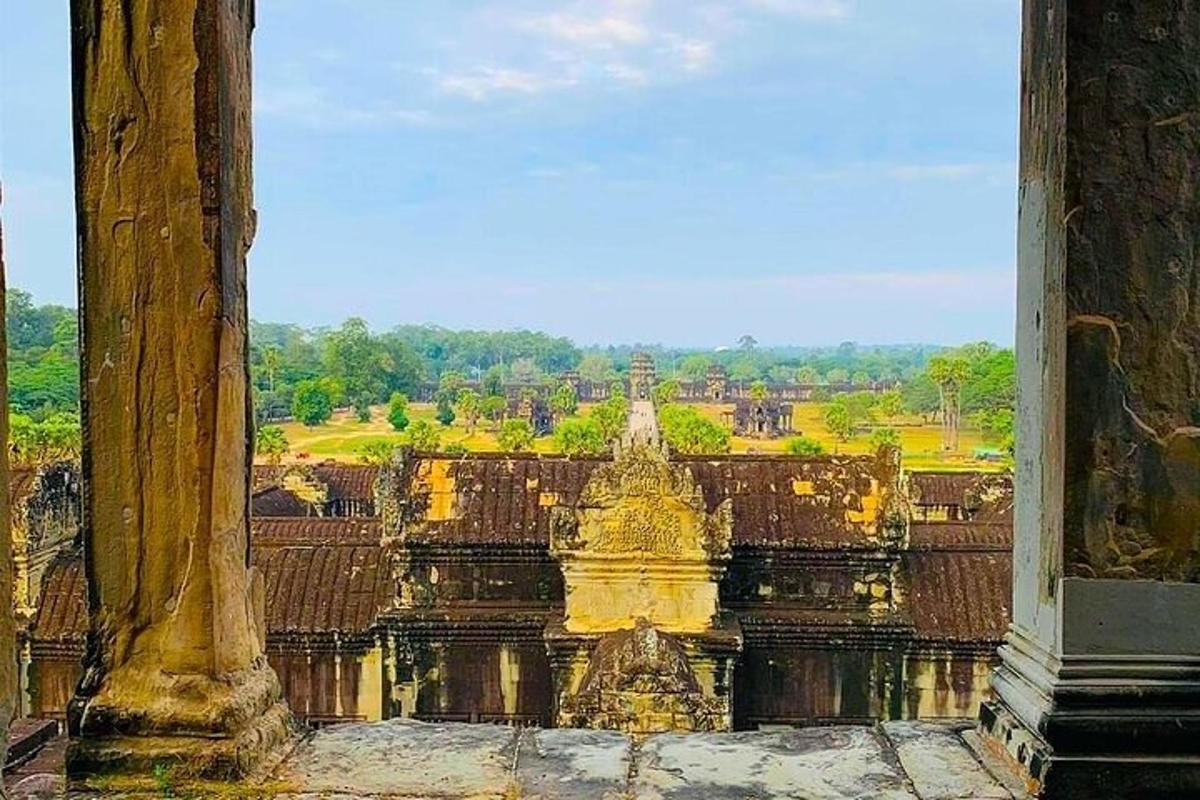 una vista desde una ventana de un templo