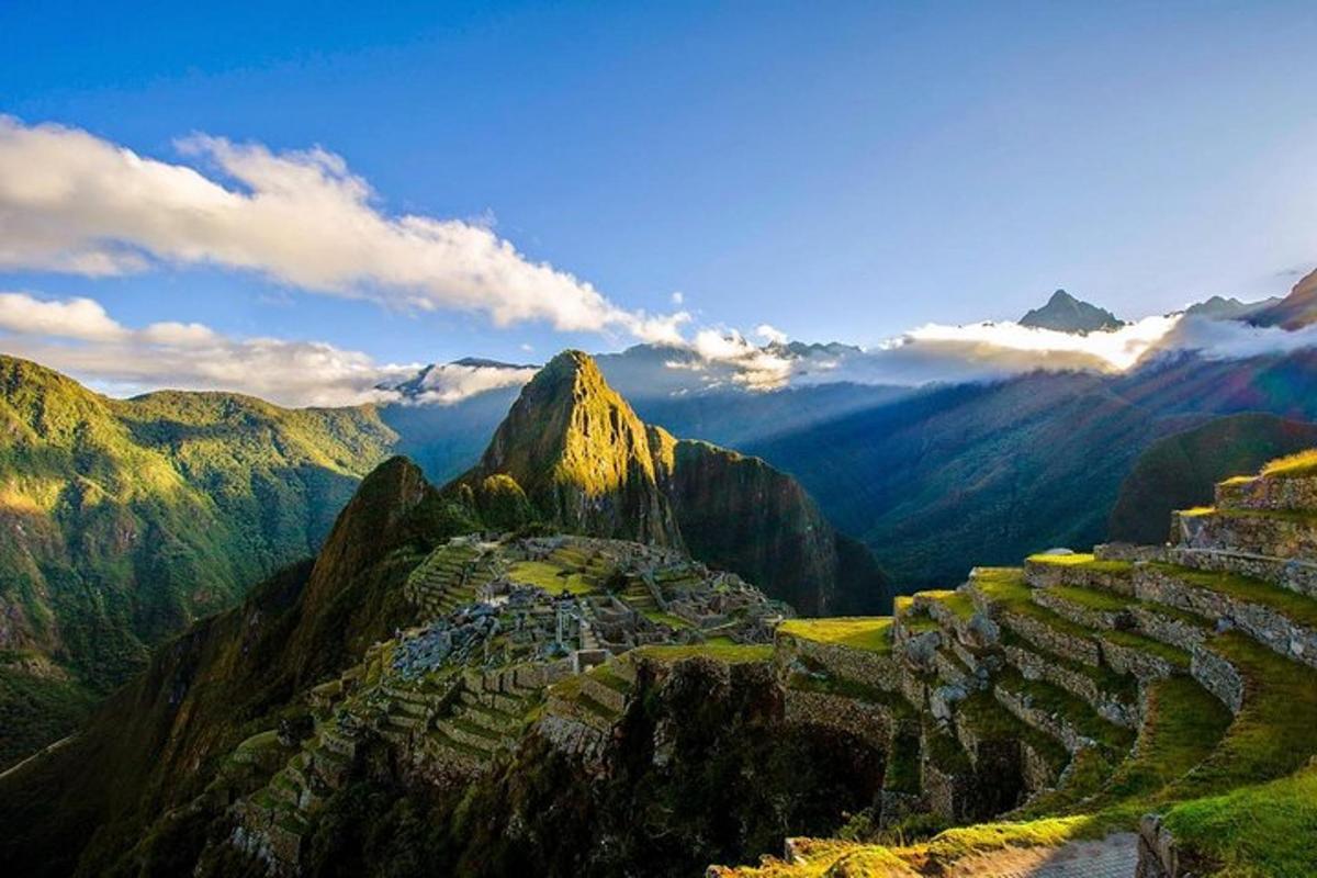 uma vista de uma montanha com nuvens no céu