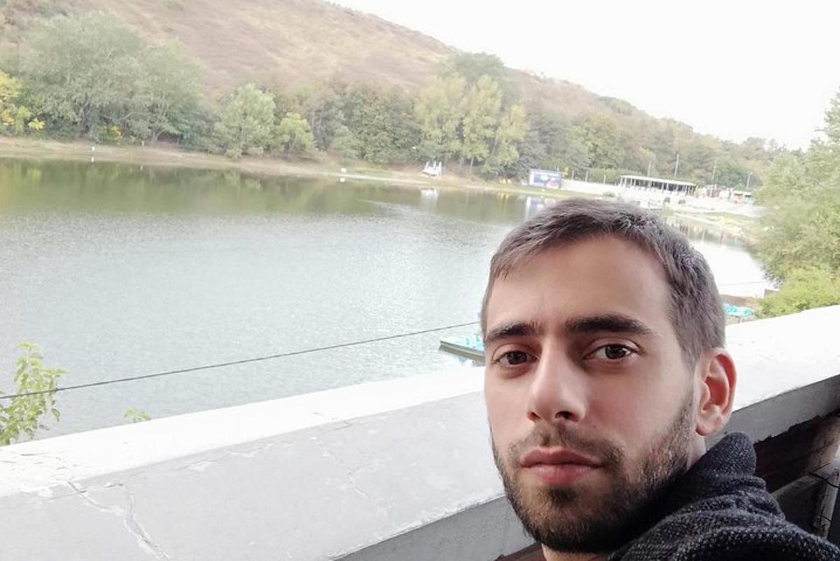 muž stojící před vodní plochou