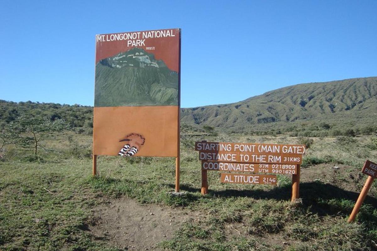 un cartel en medio de un campo