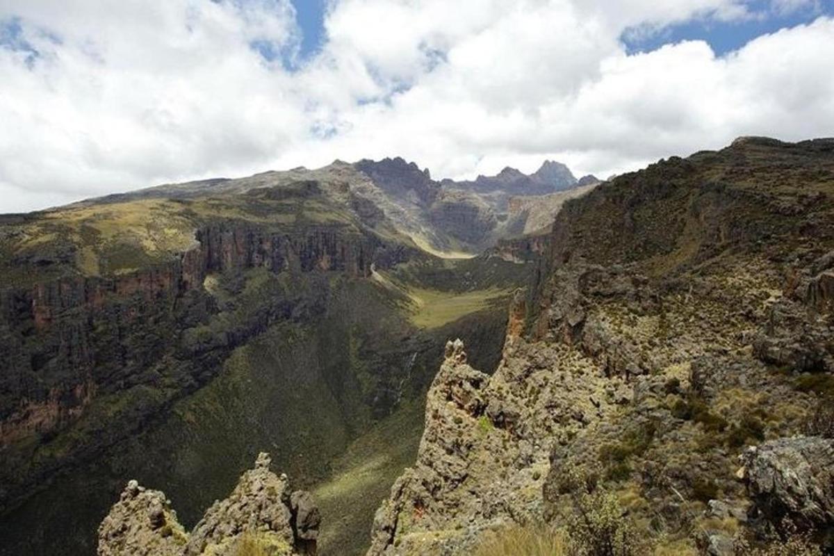 uma vista de um cânion com montanhas ao fundo