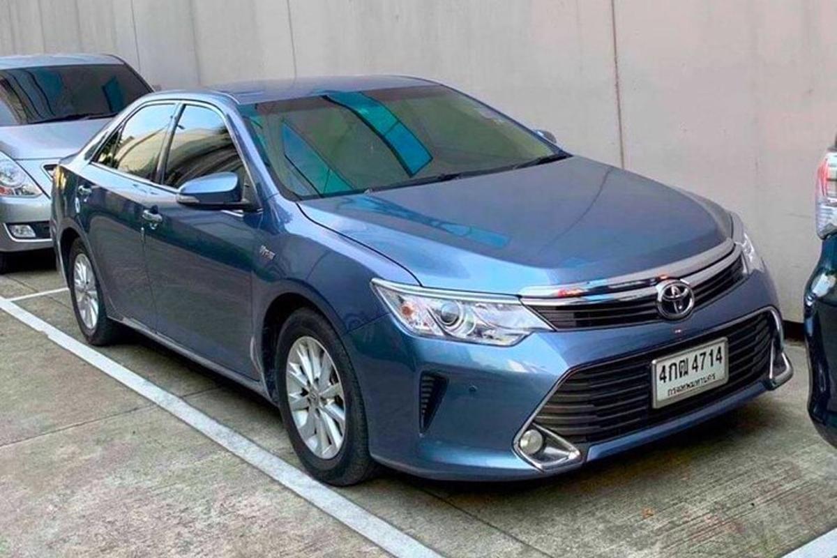 um carro azul estacionado em um estacionamento