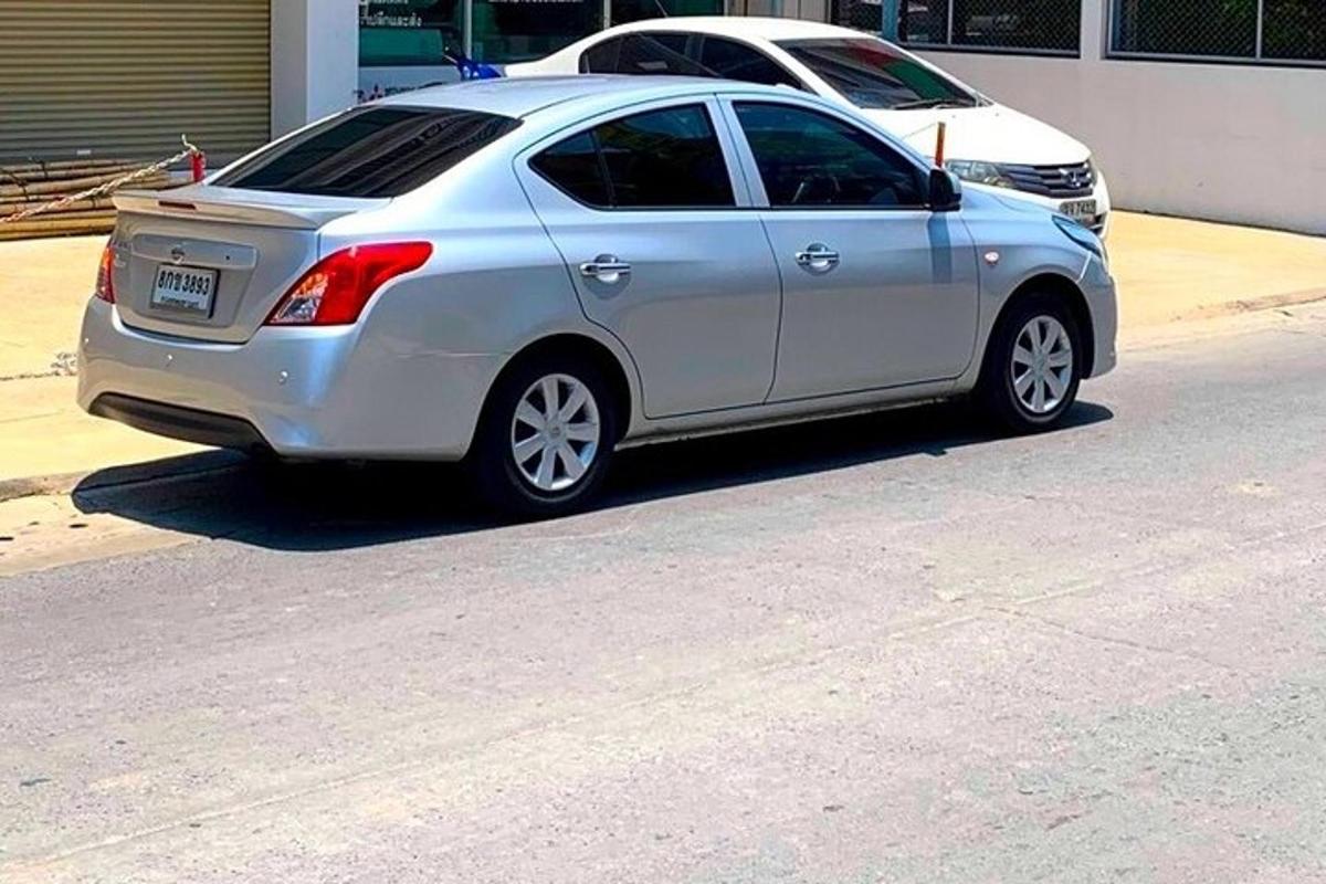 um carro prateado estacionado na beira de uma rua