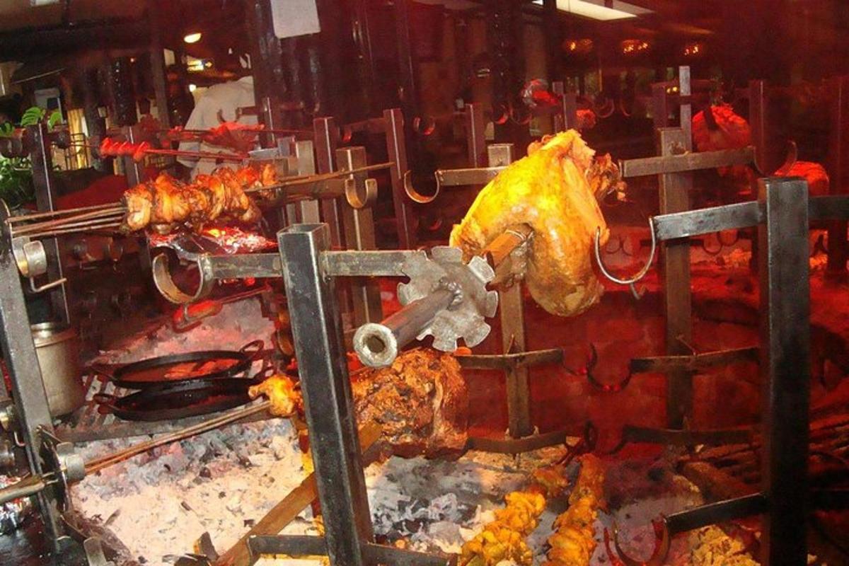 seekor ayam sedang dimasak di atas panggangan di dapur