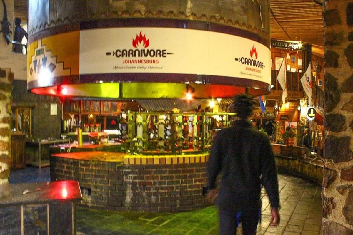un uomo che cammina davanti a un bar in un edificio