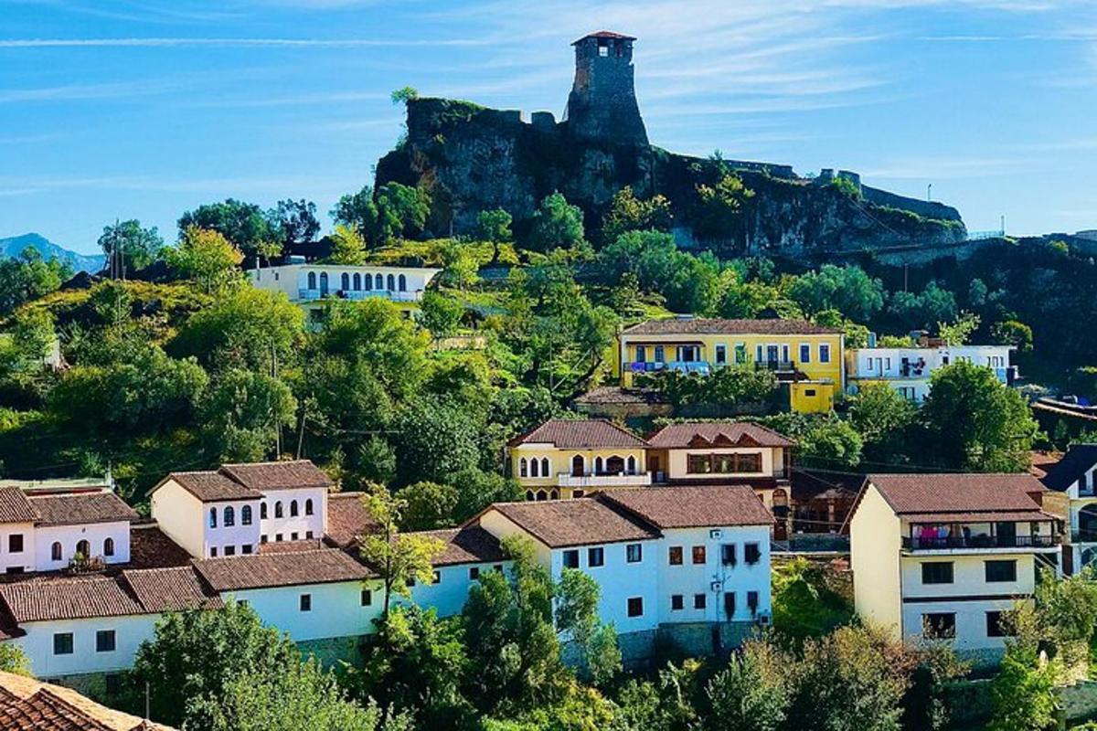 vesnice s hradem na vrcholu kopce