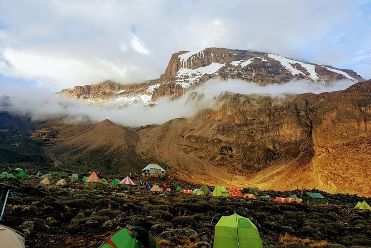 مجموعة من الخيام على جبل مغطى بالثلوج