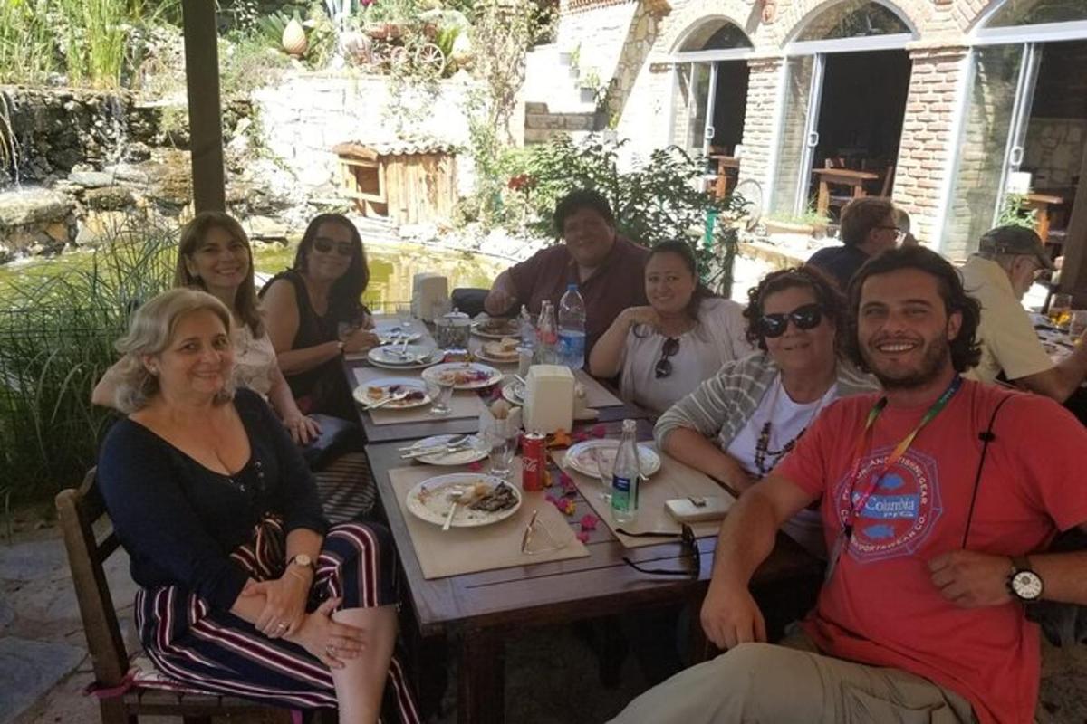 μια ομάδα ανθρώπων που κάθονται γύρω από ένα τραπέζι