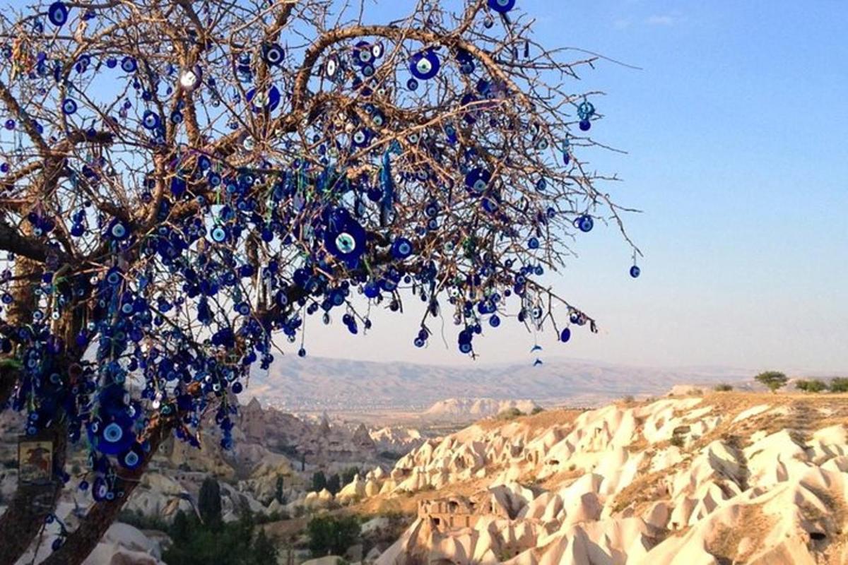 ένα δέντρο με μπλε γυάλινες χάντρες κρεμασμένες από αυτό