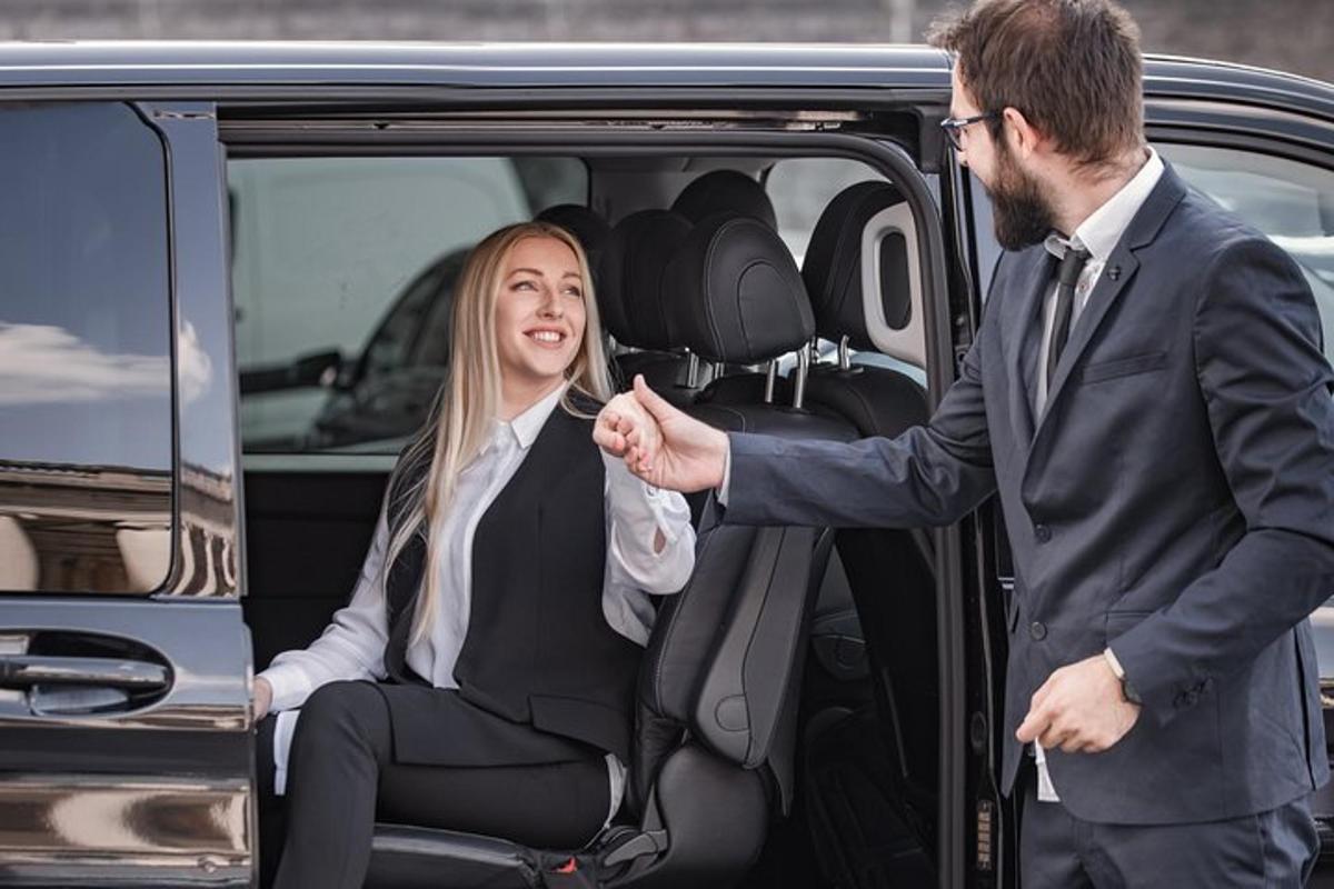 mees ja naine istuvad auto tagaistmel