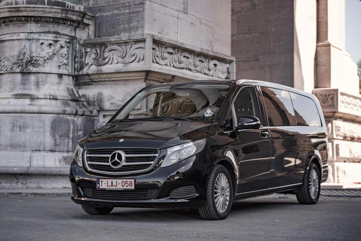 must auto pargitud hoone ette