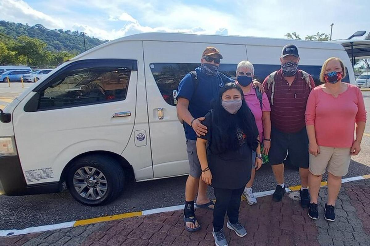 un grup de persones dretes davant d'una furgoneta
