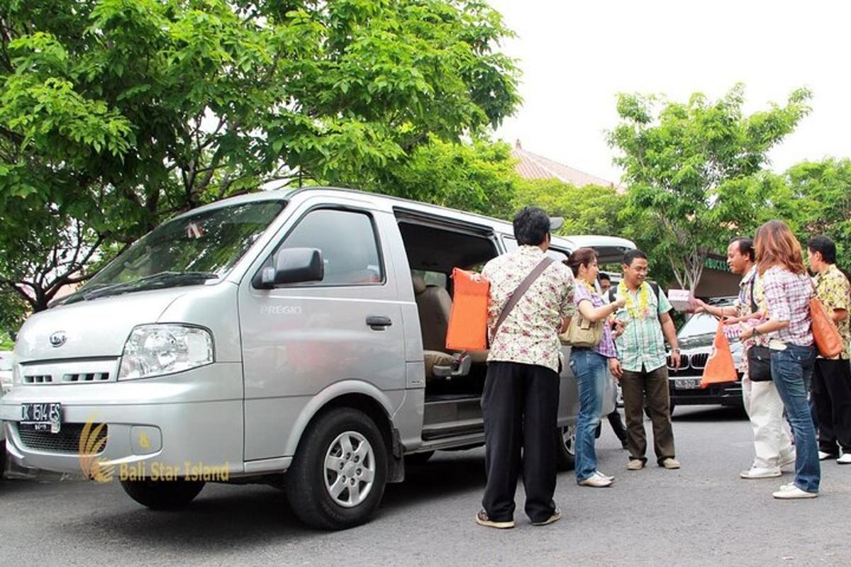 sekumpulan orang berdiri di sekeliling van perak